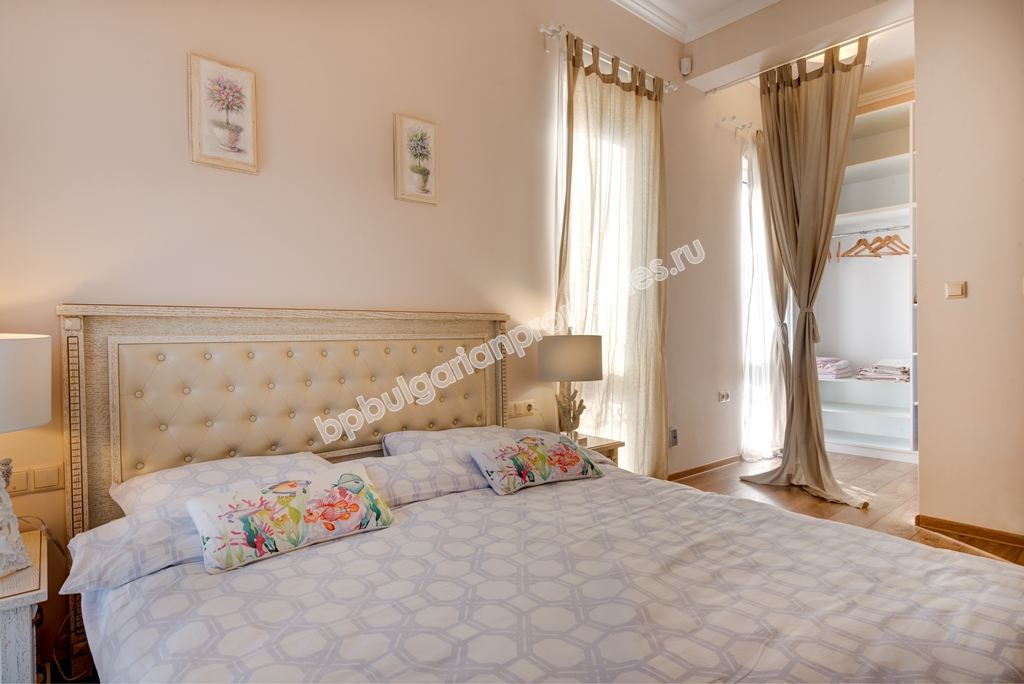 Уникална луксозно мебелирана триетажна къща за продажба в град Созопол