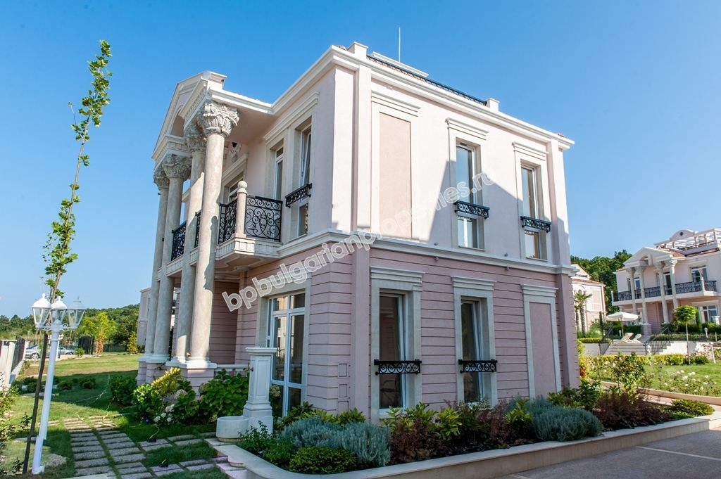 Уникална луксозно мебелирана триетажна къща за продажба в град Созопол