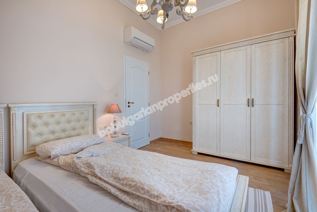 Уникална луксозно мебелирана триетажна къща за продажба в град Созопол