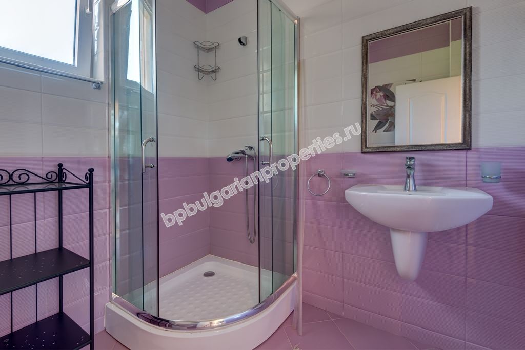 Уникална луксозно мебелирана триетажна къща за продажба в град Созопол