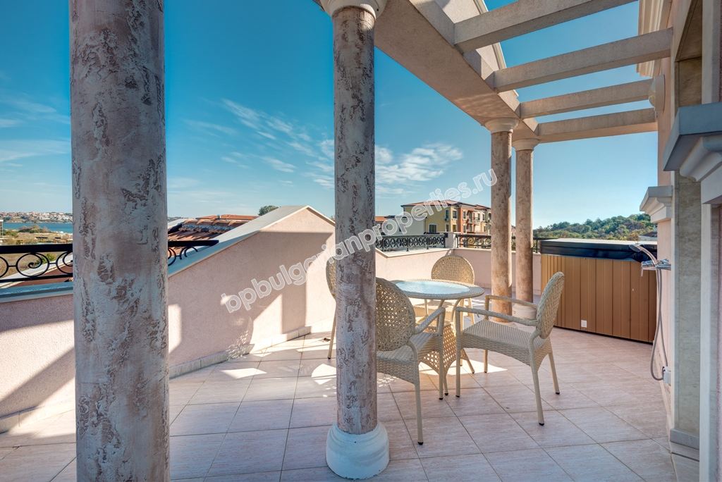 Уникална луксозно мебелирана триетажна къща за продажба в град Созопол