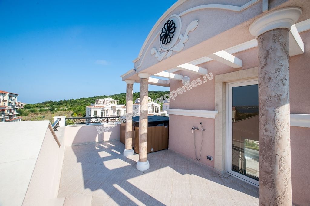 Уникална луксозно мебелирана триетажна къща за продажба в град Созопол