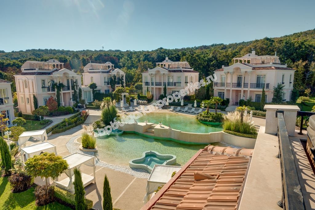 Уникална луксозно мебелирана триетажна къща за продажба в град Созопол