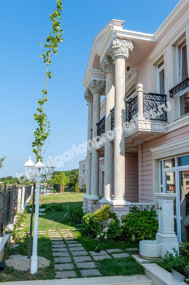 Уникална луксозно мебелирана триетажна къща за продажба в град Созопол