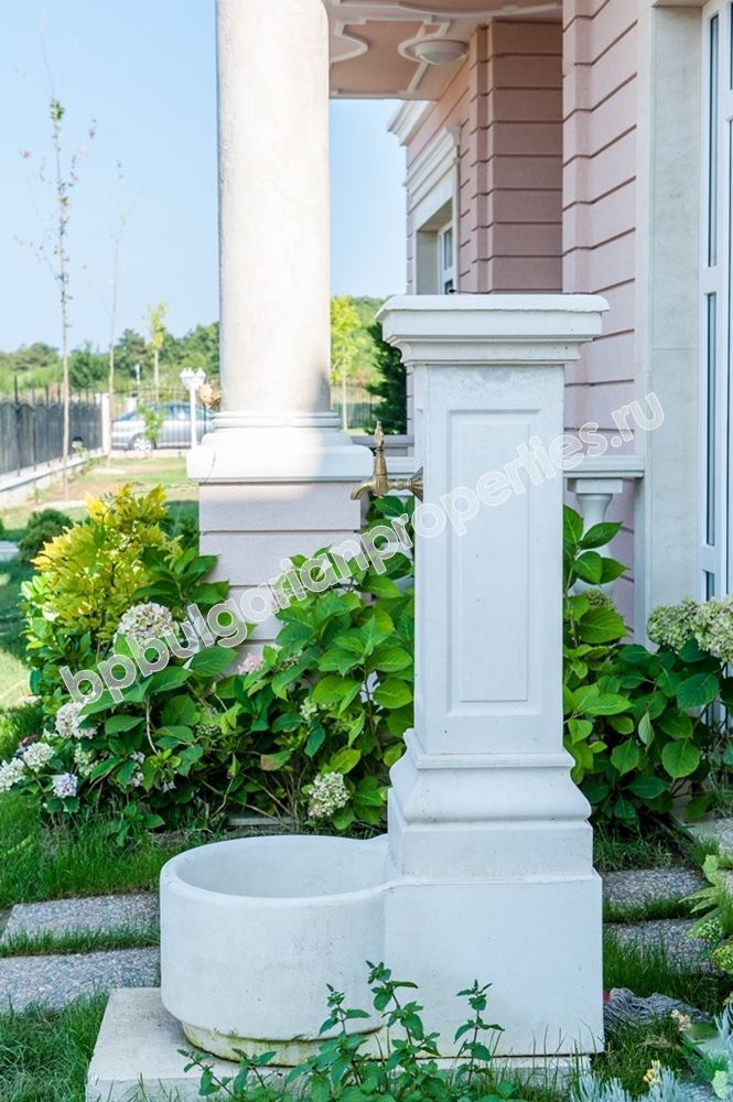 Уникална луксозно мебелирана триетажна къща за продажба в град Созопол