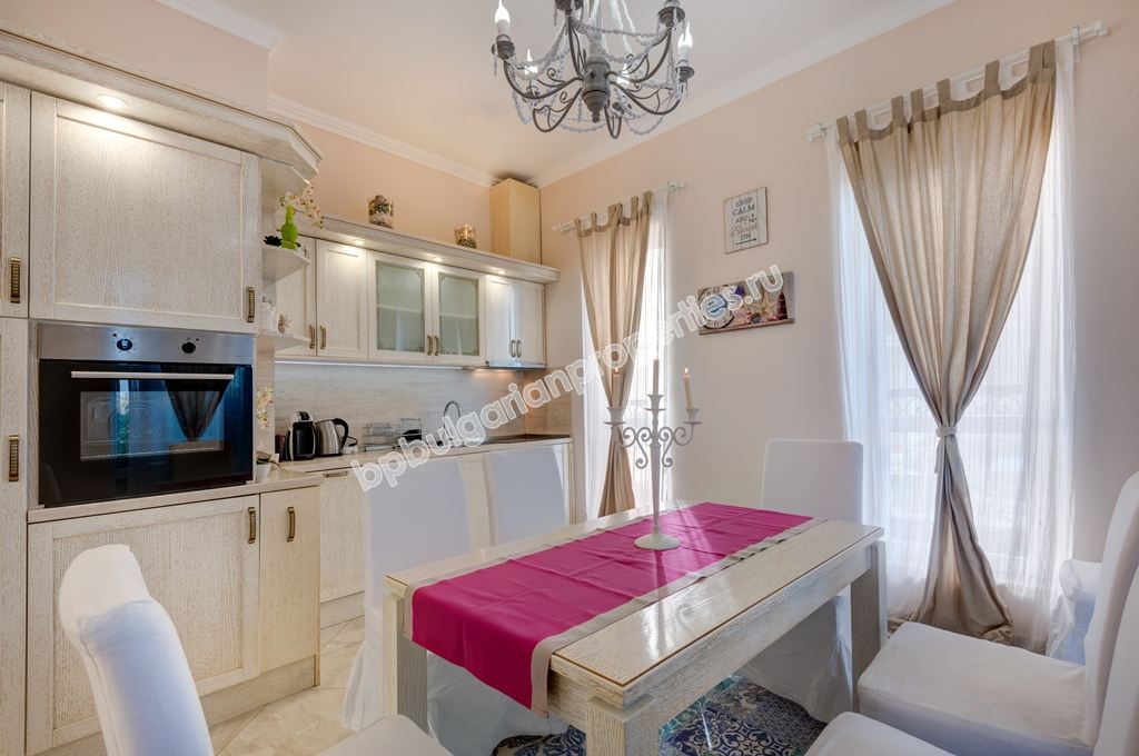 Уникална луксозно мебелирана триетажна къща за продажба в град Созопол