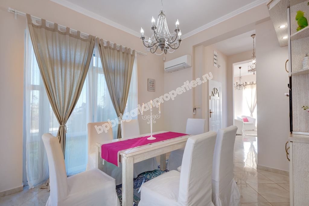 Уникална луксозно мебелирана триетажна къща за продажба в град Созопол