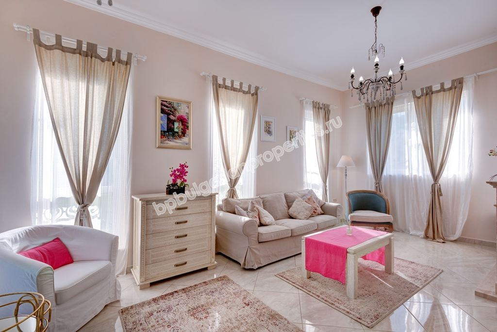 Уникална луксозно мебелирана триетажна къща за продажба в град Созопол