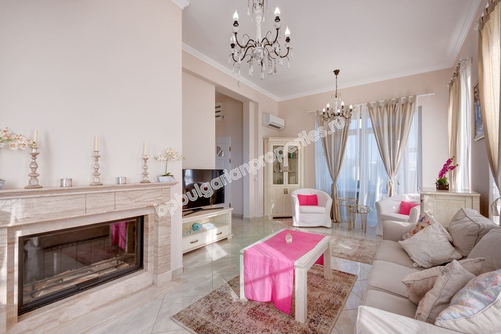 Уникална луксозно мебелирана триетажна къща за продажба в град Созопол