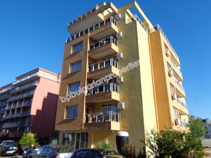 Мебелиран двуспален апартамент за продажба близо до плажа в курорта Слънчев Бряг