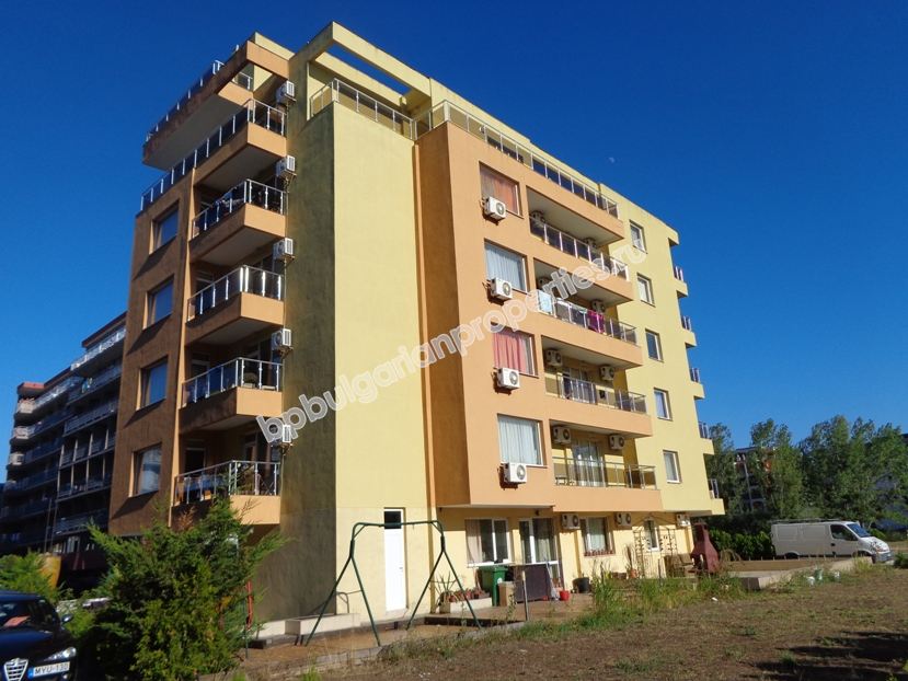 Мебелиран двуспален апартамент за продажба близо до плажа в курорта Слънчев Бряг