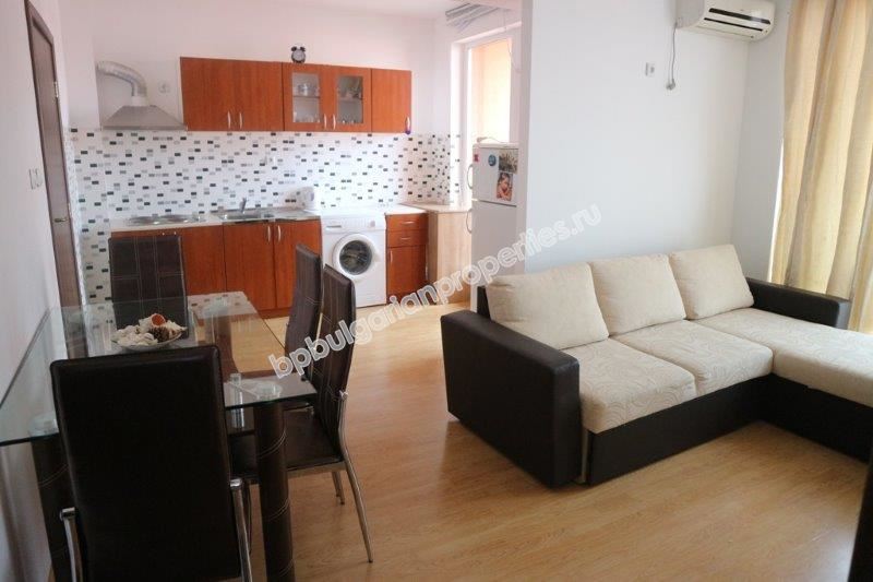 Изгоден апартамент с 2 спални в  затворен комплекс близо до морето