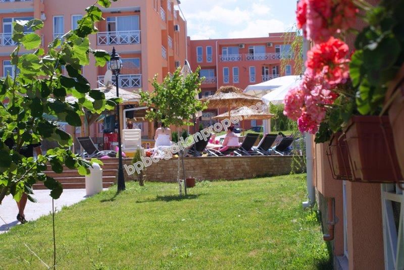 Изгоден апартамент с 2 спални в  затворен комплекс близо до морето