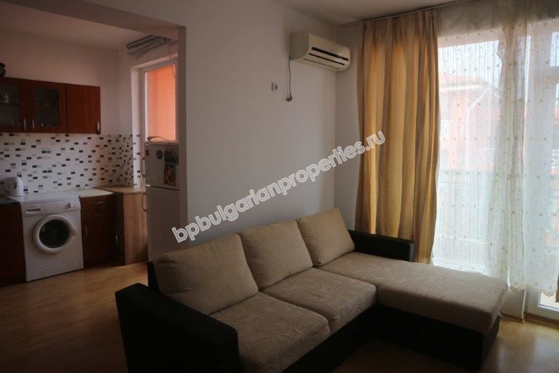 Изгоден апартамент с 2 спални в  затворен комплекс близо до морето