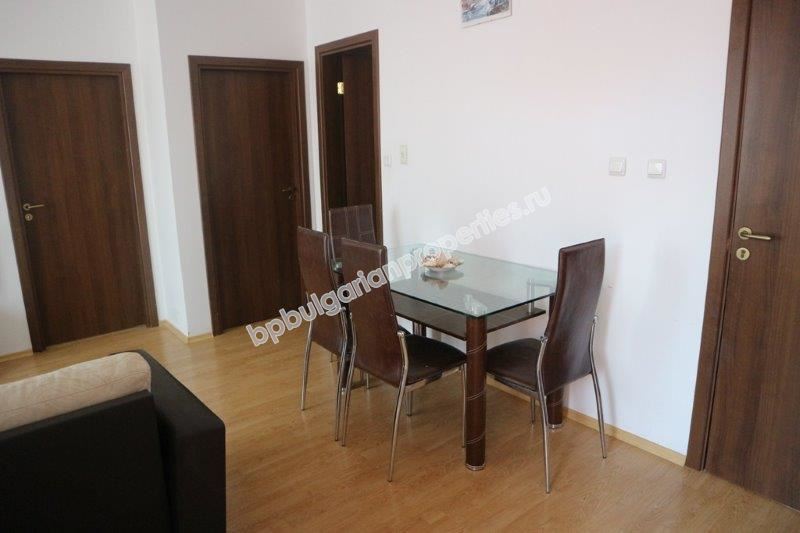 Изгоден апартамент с 2 спални в  затворен комплекс близо до морето