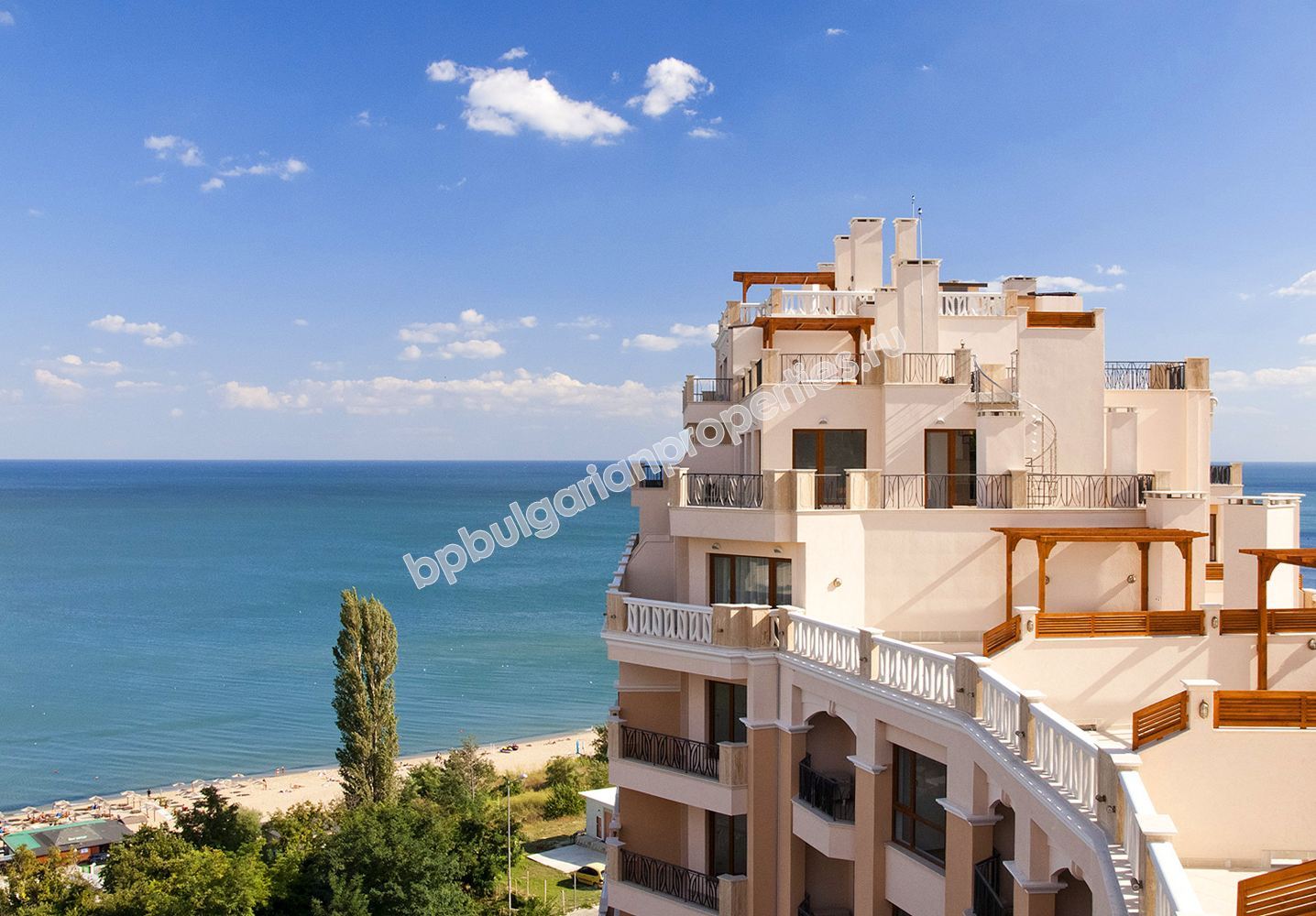 Луксозен двустаен мебелиран апартамент за продажба на първа линия с морска панорама близо до Варна