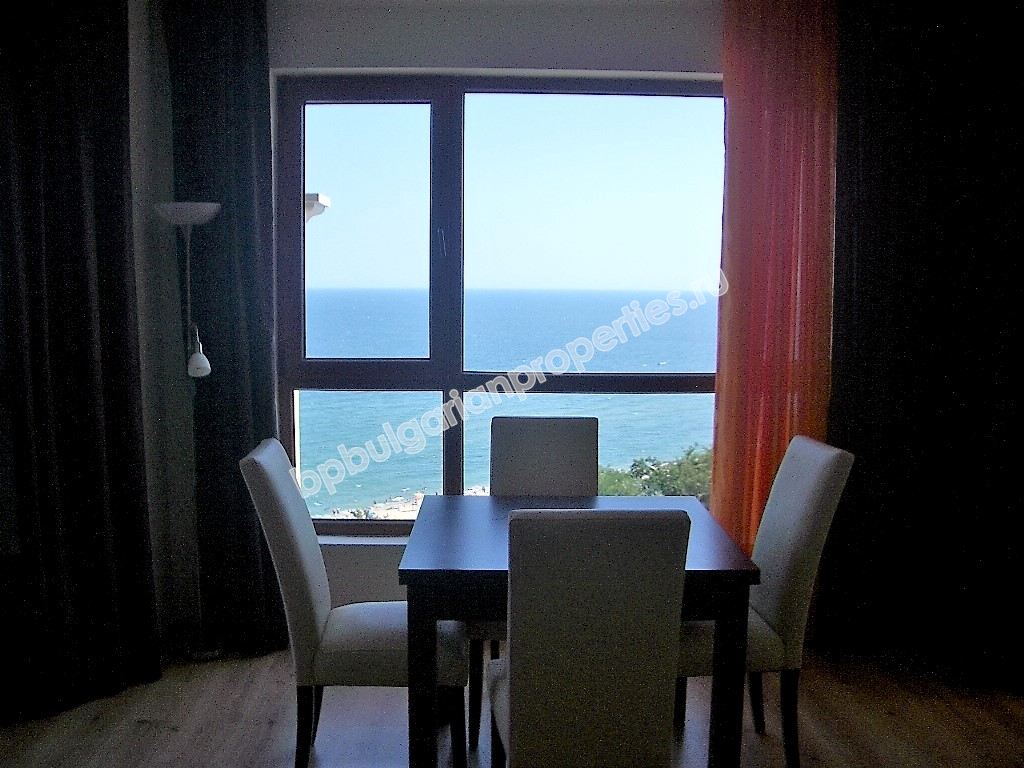 Луксозен двустаен мебелиран апартамент за продажба на първа линия с морска панорама близо до Варна