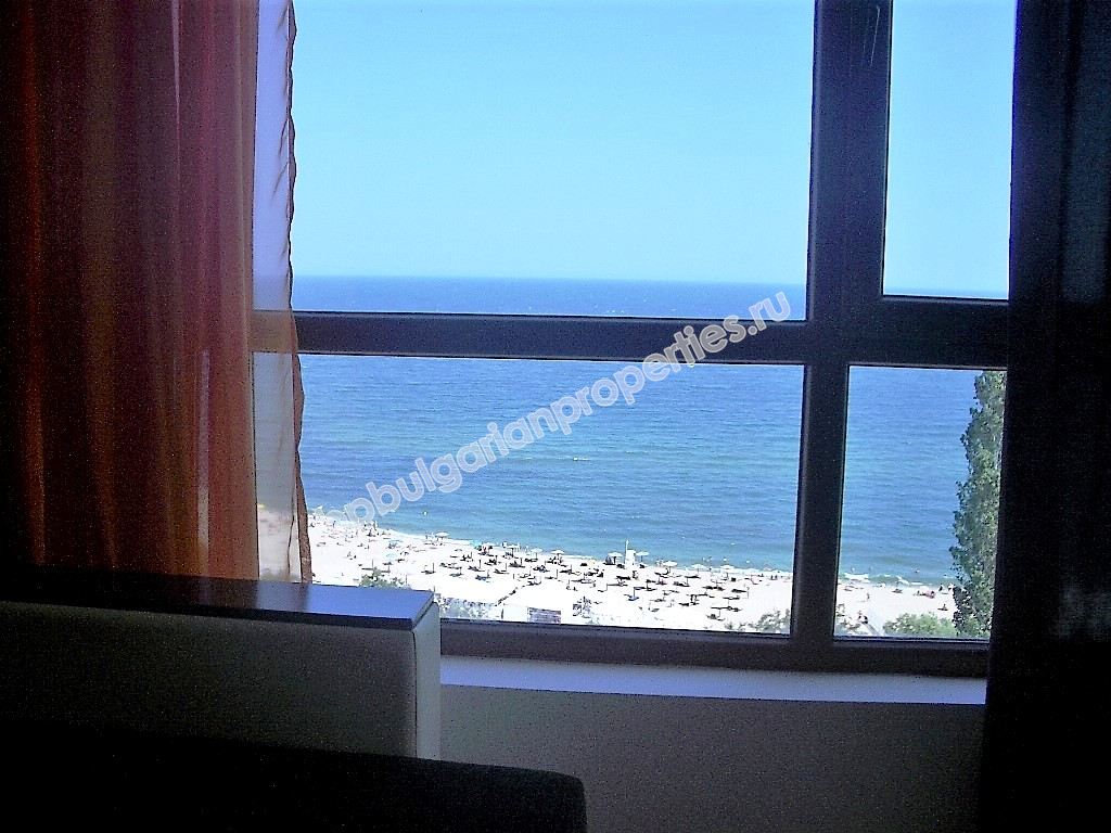 Луксозен двустаен мебелиран апартамент за продажба на първа линия с морска панорама близо до Варна