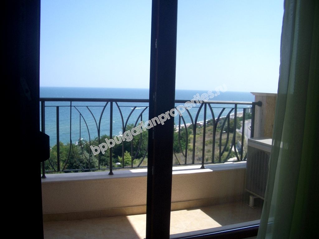 Луксозен двустаен мебелиран апартамент за продажба на първа линия с морска панорама близо до Варна