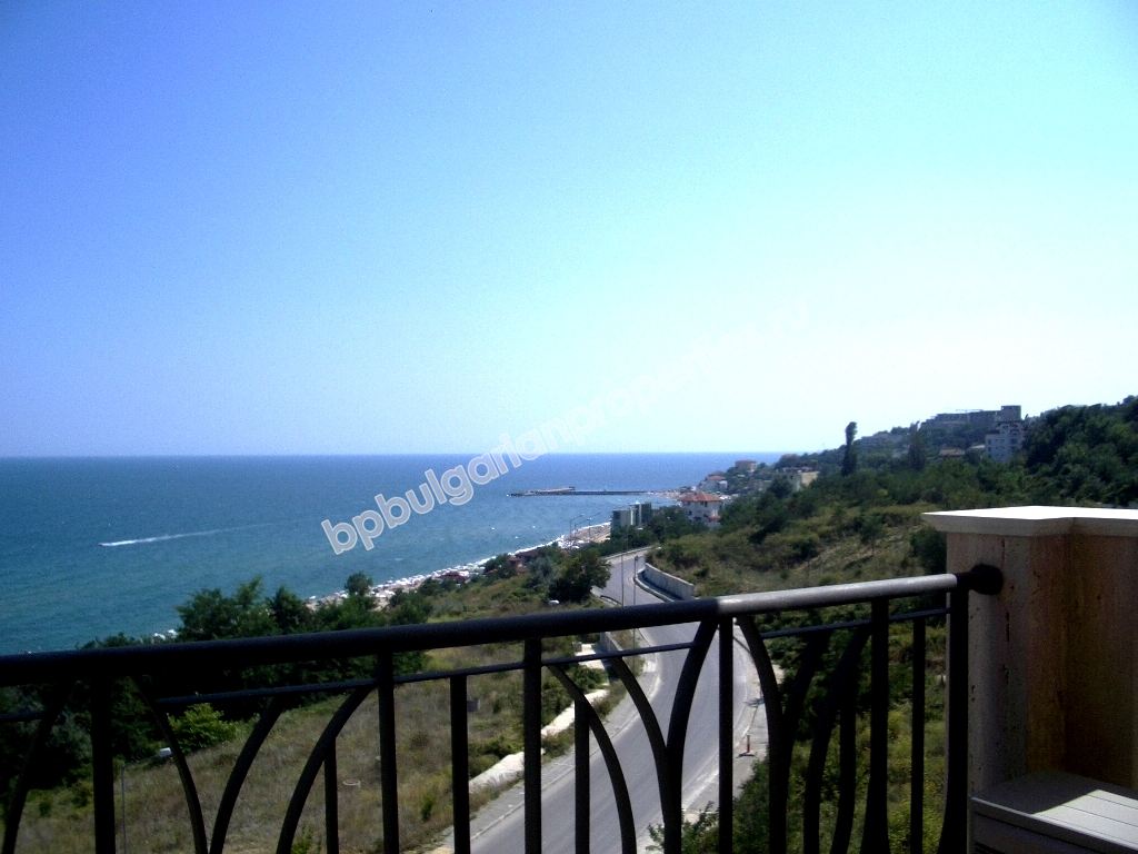 Луксозен двустаен мебелиран апартамент за продажба на първа линия с морска панорама близо до Варна