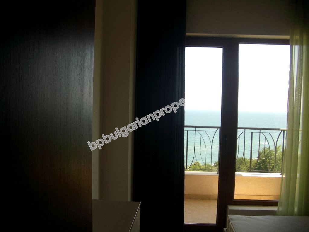 Луксозен двустаен мебелиран апартамент за продажба на първа линия с морска панорама близо до Варна