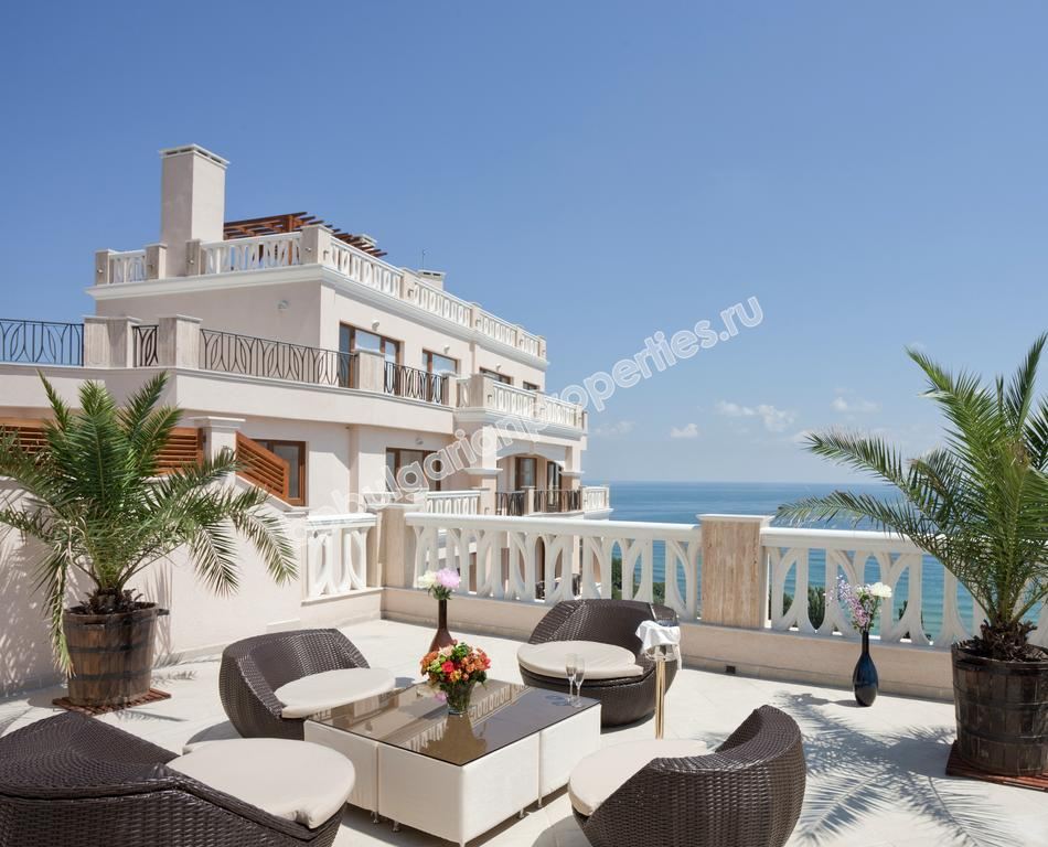 Луксозен двустаен мебелиран апартамент за продажба на първа линия с морска панорама близо до Варна