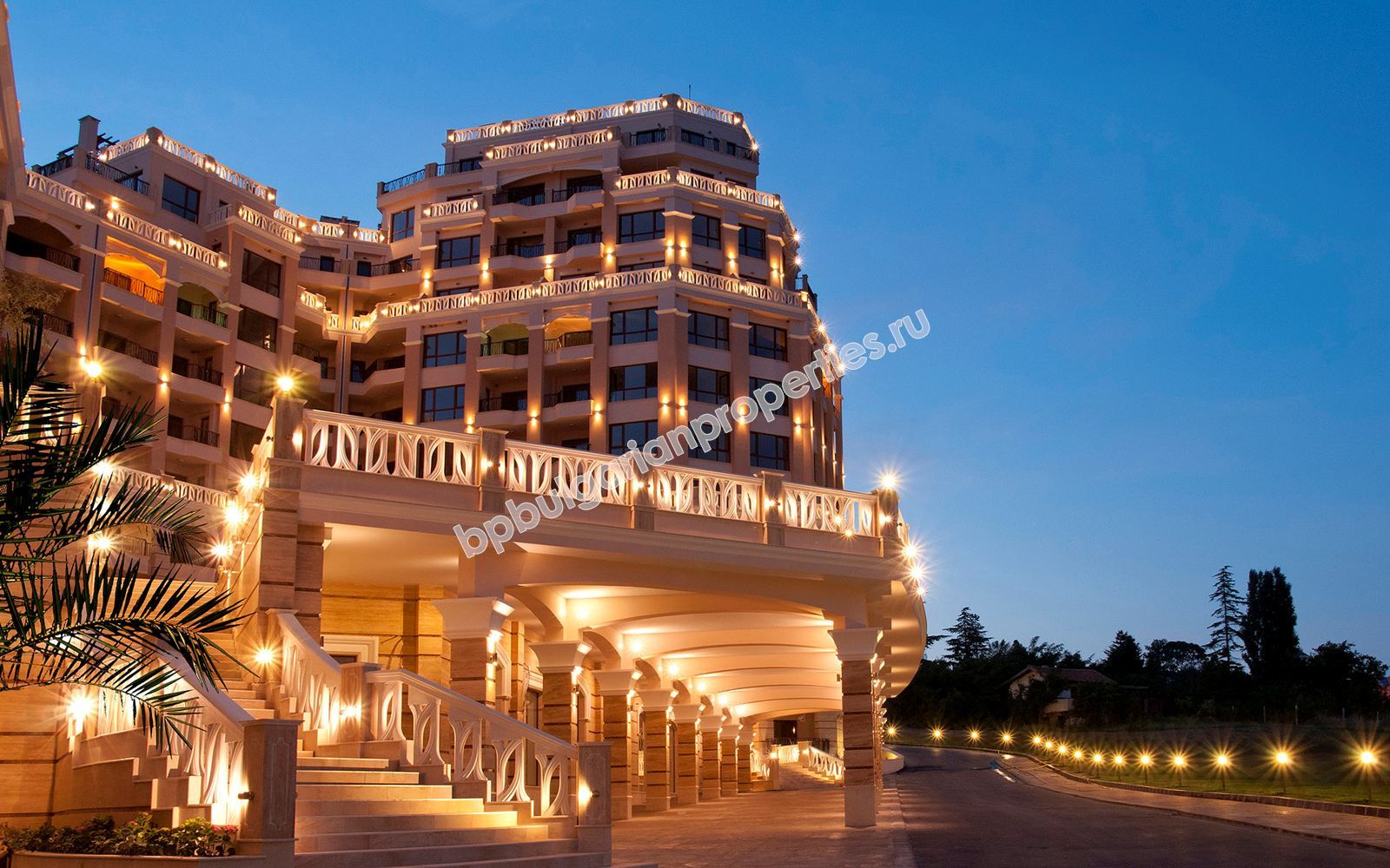 Луксозен двустаен мебелиран апартамент за продажба на първа линия с морска панорама близо до Варна