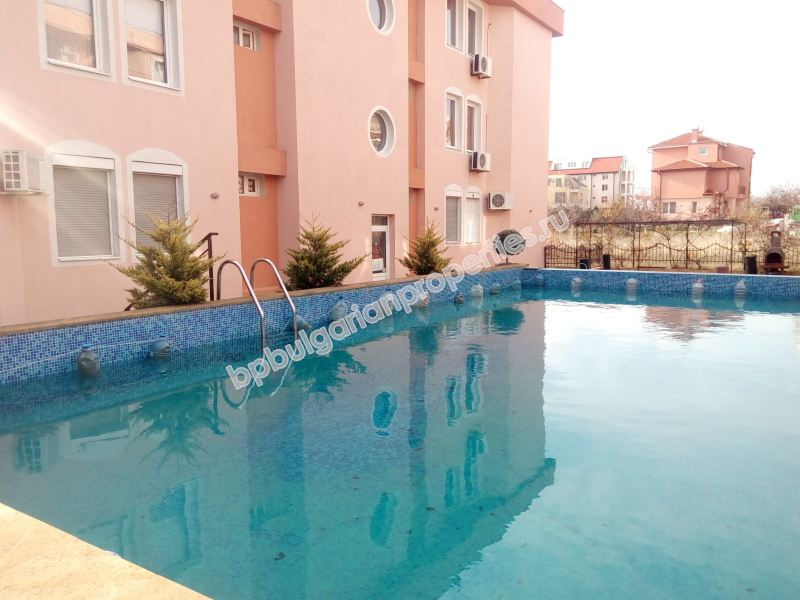 Едноспален мебелиран апартамент за продажба без такса обслужване в Равда