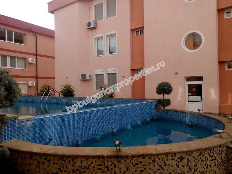 Едноспален мебелиран апартамент за продажба без такса обслужване в Равда