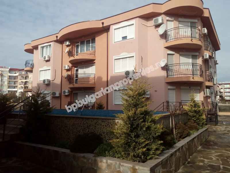 Едноспален мебелиран апартамент за продажба без такса обслужване в Равда