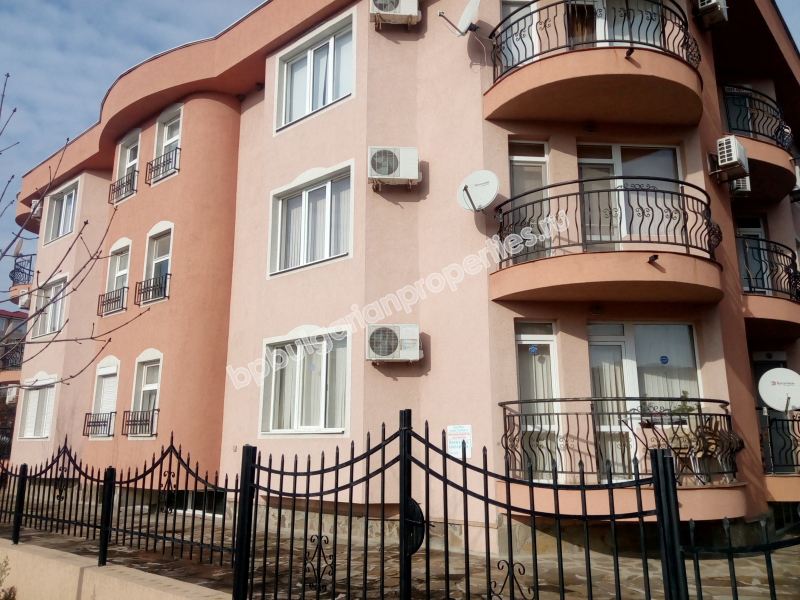 Едноспален мебелиран апартамент за продажба без такса обслужване в Равда