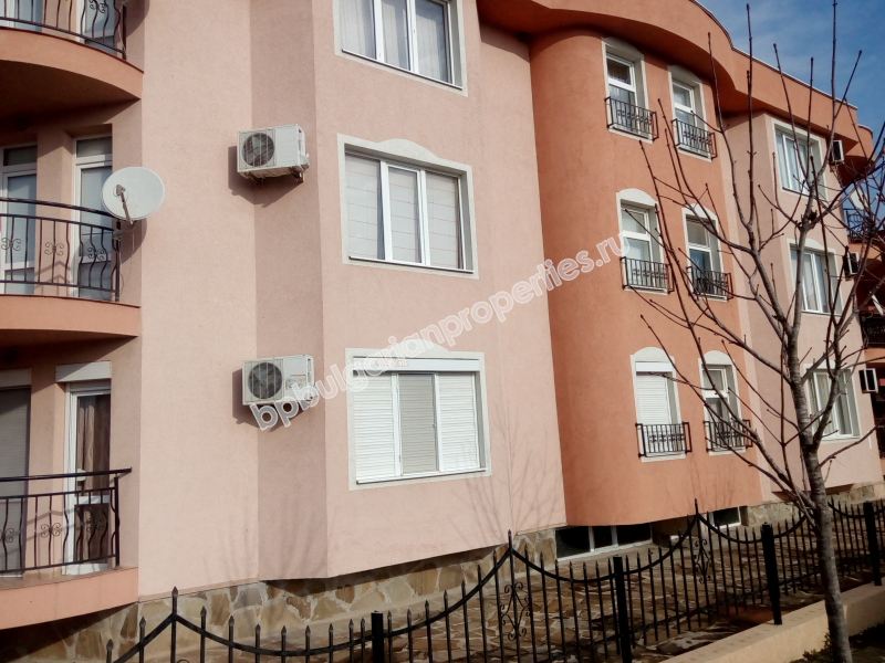 Едноспален мебелиран апартамент за продажба без такса обслужване в Равда