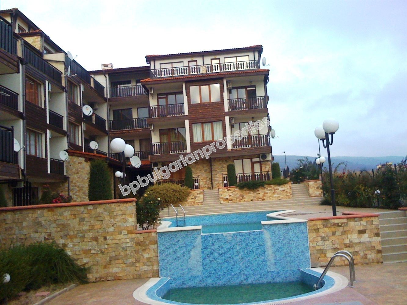 Мебелиран голям едноспален апартамент за продажба близо до Слънчев Бряг и плажа