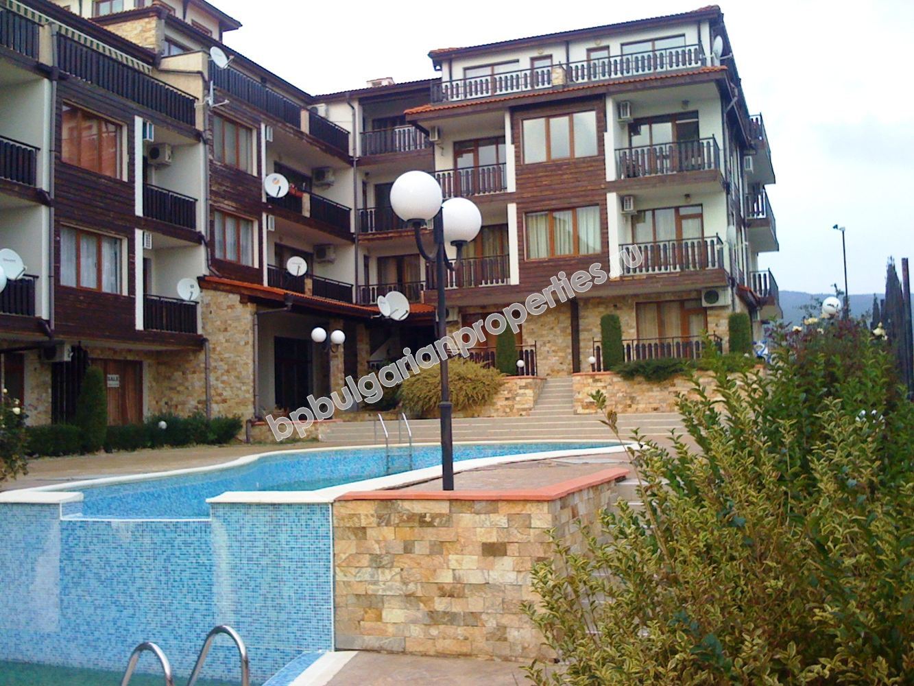 Мебелиран голям едноспален апартамент за продажба близо до Слънчев Бряг и плажа