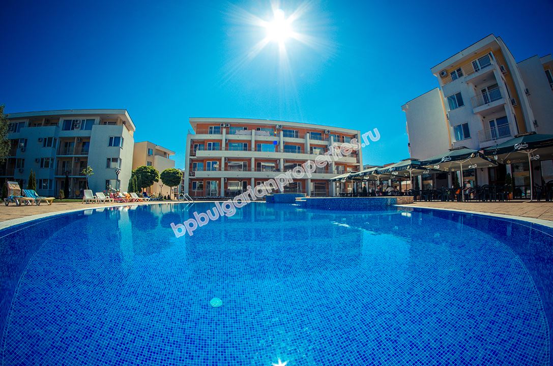 Тристаен апартамент в затворен комплекс на цената на двустаен в Слънчев Бряг