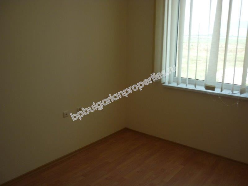 Тристаен апартамент в затворен комплекс на цената на двустаен в Слънчев Бряг