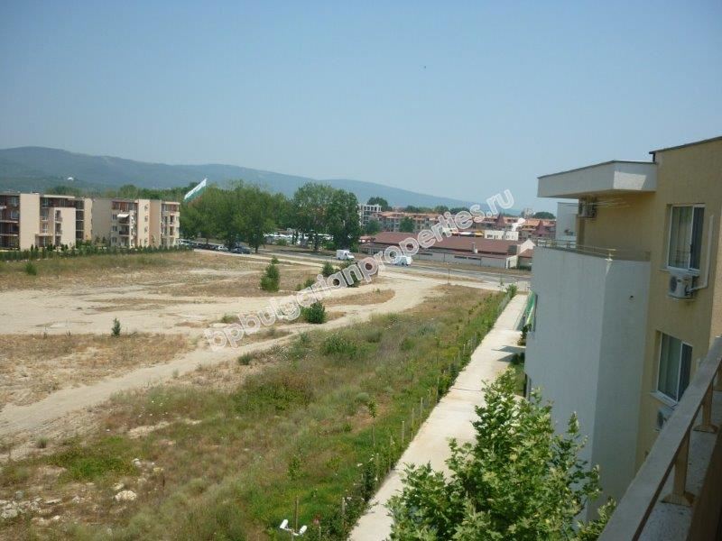 Тристаен апартамент в затворен комплекс на цената на двустаен в Слънчев Бряг