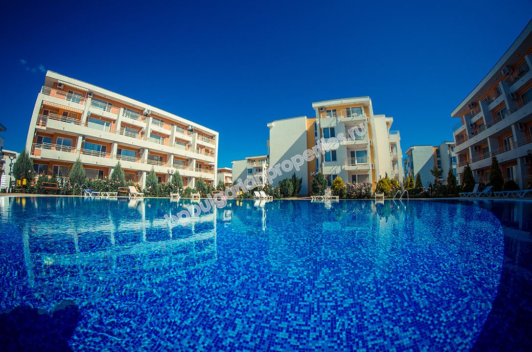 Тристаен апартамент в затворен комплекс на цената на двустаен в Слънчев Бряг