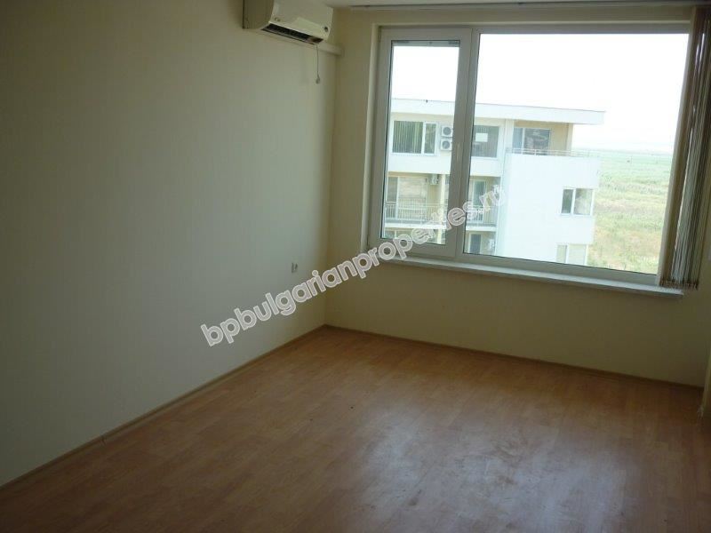 Тристаен апартамент в затворен комплекс на цената на двустаен в Слънчев Бряг