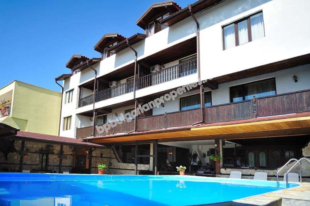 Хотел с ресторант на 3 км от Слънчев Бряг