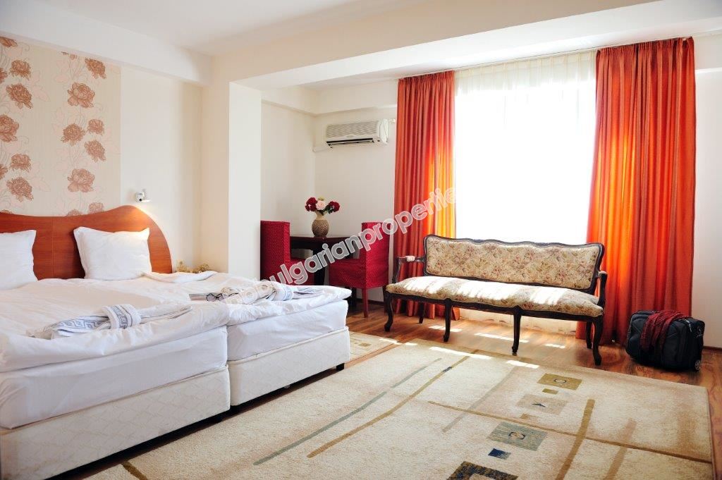 Хотел с ресторант на 3 км от Слънчев Бряг