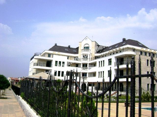 Мебелиран двустаен апартамент близо до плажа за продаване в курорта Свети Влас