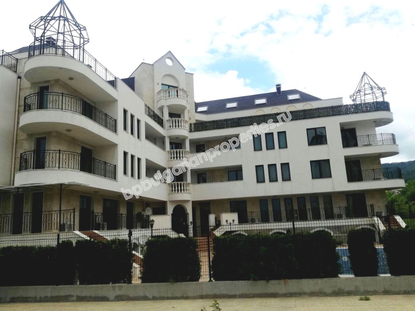 Мебелиран двустаен апартамент близо до плажа за продаване в курорта Свети Влас