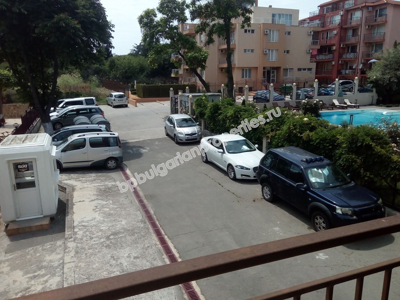 Луксозен едноспален апартамент за продажба до морето в курорта Равда