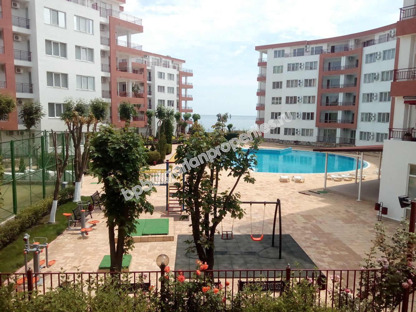 Луксозен едноспален апартамент за продажба до морето в курорта Равда