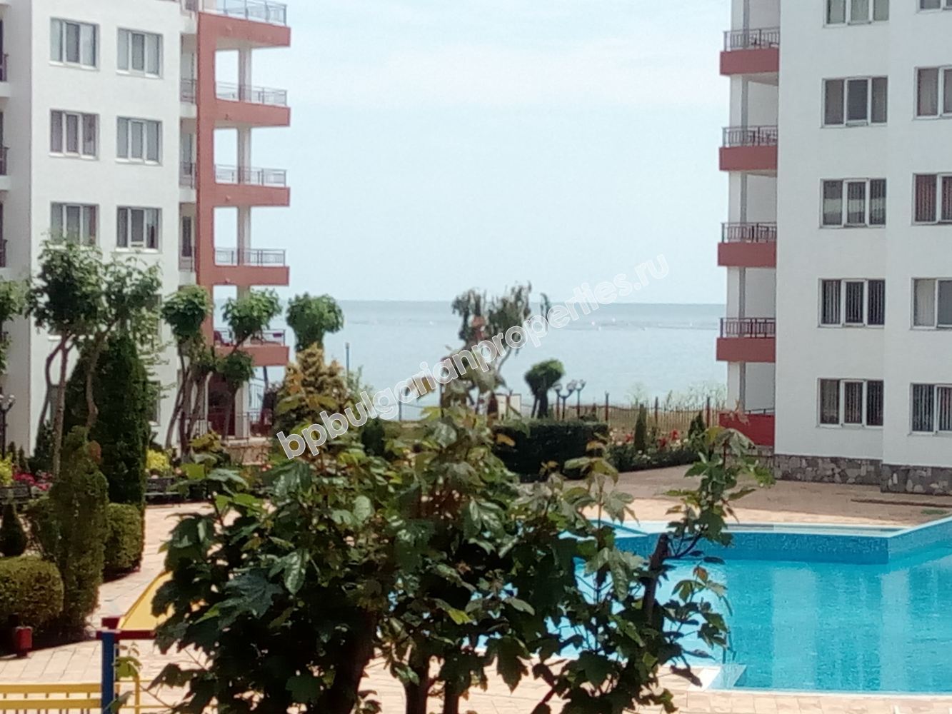 Луксозен едноспален апартамент за продажба до морето в курорта Равда