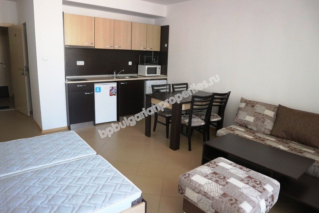 Просторно мебелирано студио за продажба в центъра на курорта Слънчев Бряг