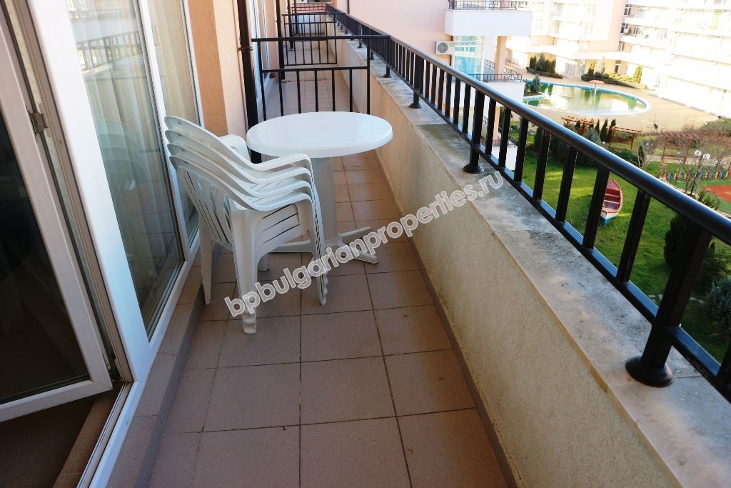 Просторно мебелирано студио за продажба в центъра на курорта Слънчев Бряг