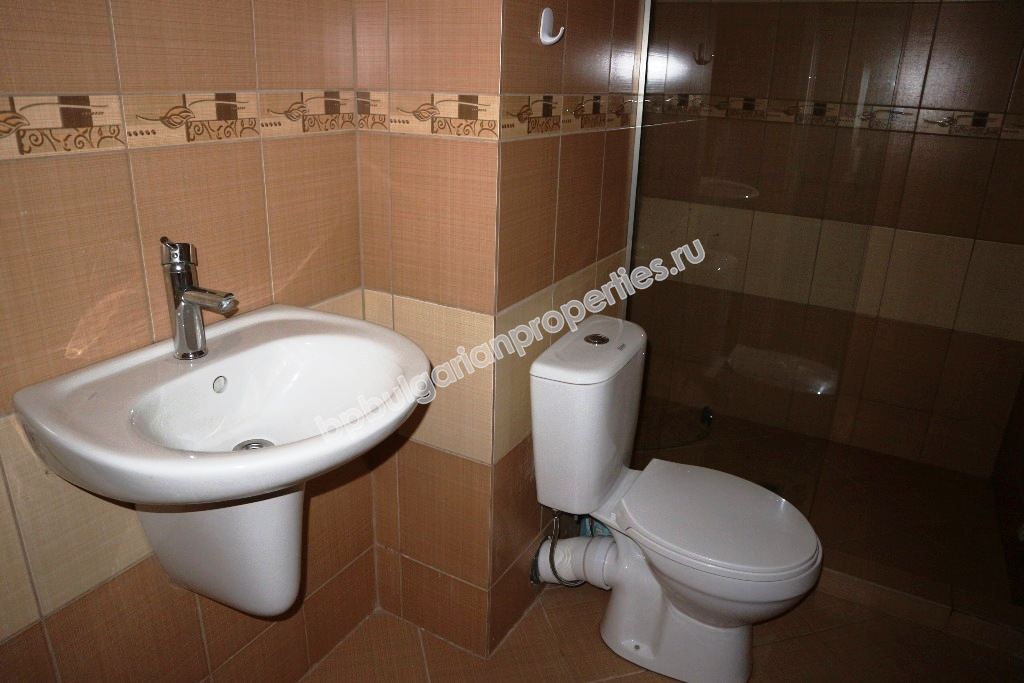 Просторно мебелирано студио за продажба в центъра на курорта Слънчев Бряг