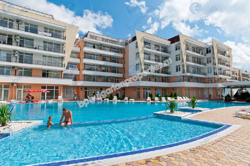 Просторно мебелирано студио за продажба в центъра на курорта Слънчев Бряг